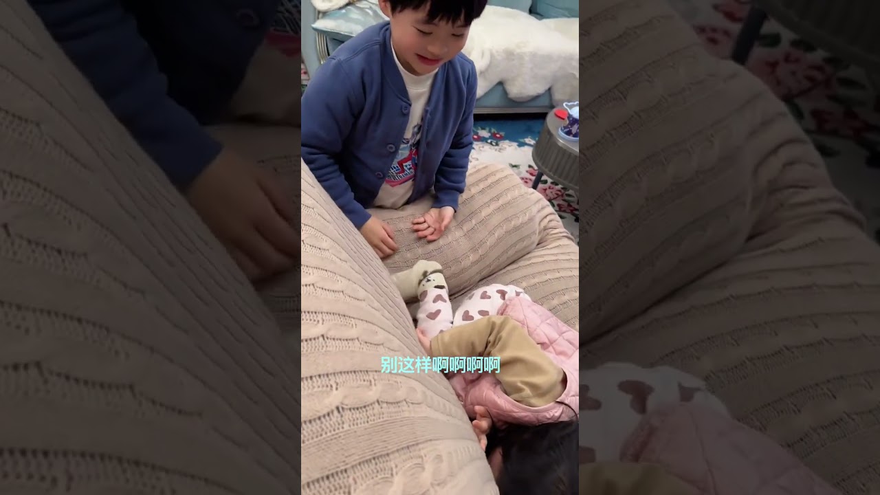 一家四口日常 妹妹最近摔一跤鼻子受伤了，昨天还感冒了心情有点不好 晚上两个人都要喝💊我想让哥哥做个师范在妹妹旁边喝哪知道他站在前面挡住了妹妹的电视又发生了一场战争 😂#无剪辑视频 #一镜到底...