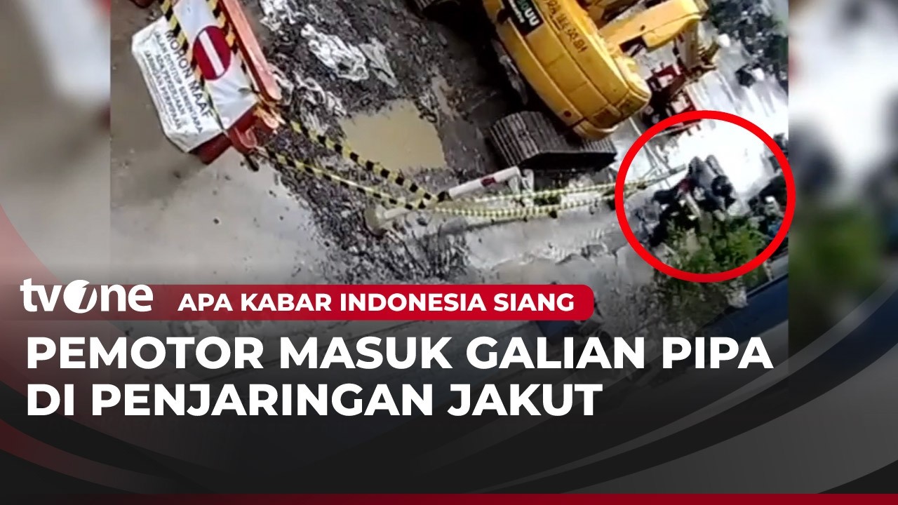Detik-detik Pengendara Motor Tercebur Galian Proyek Pipa | AKIS tvOne