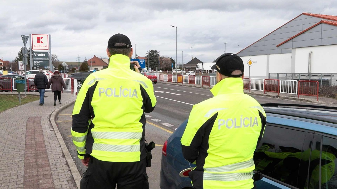 Polícia sa zamerala na vodičov i chodcov