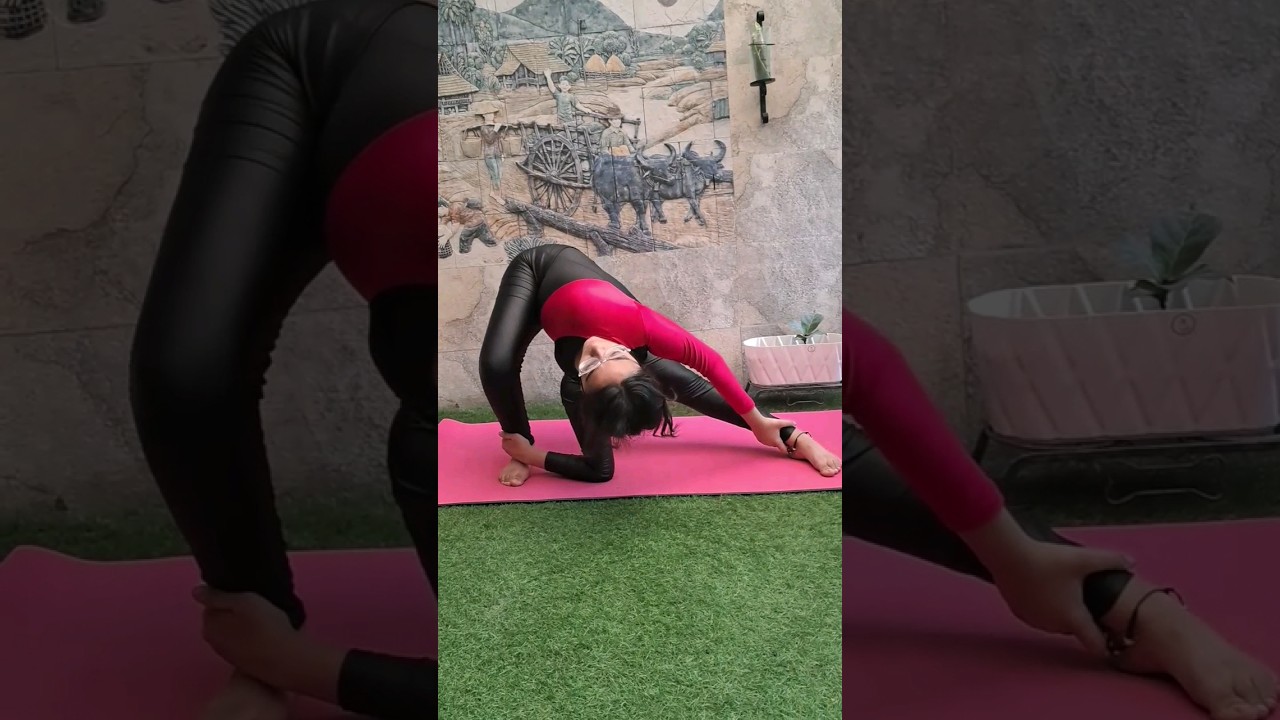 Extreme twisting and flexibility 🤍💙 #contortion #yoga #flexibility #contortionist