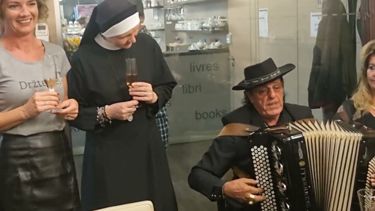 Černý Korzár hraje na křtu knihy Lidé od kolotoče