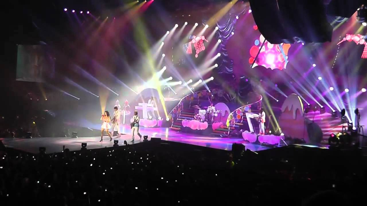 Katy Perry - Teenage Dream - Hummingbird Heartbeat @ Liverpool Echo Arena - 18 Oct 2011