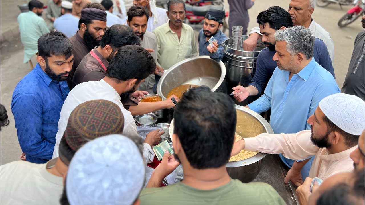 Pakistani Nahsta - Huge Crowd for Siri Paye  | Thata Paye Wala.