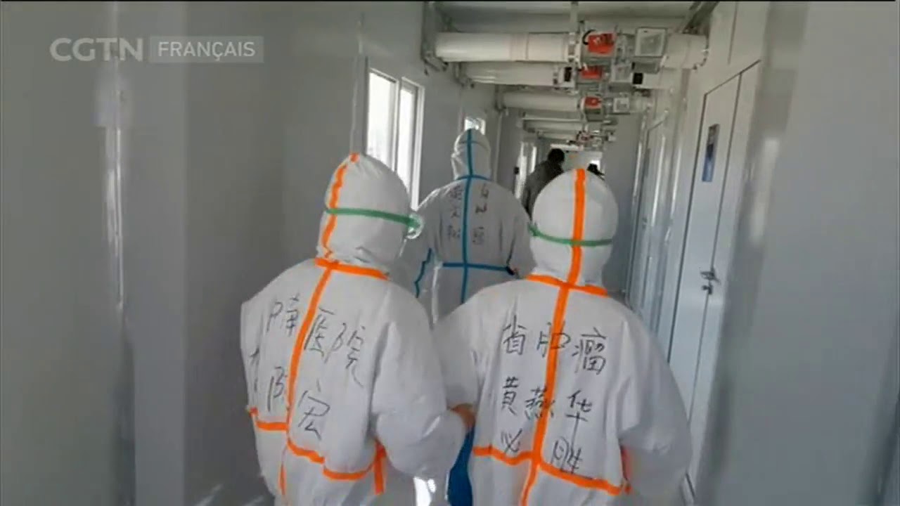 COVID-19 : les premiers patients sortent de l'hôpital Leishenshan à Wuhan