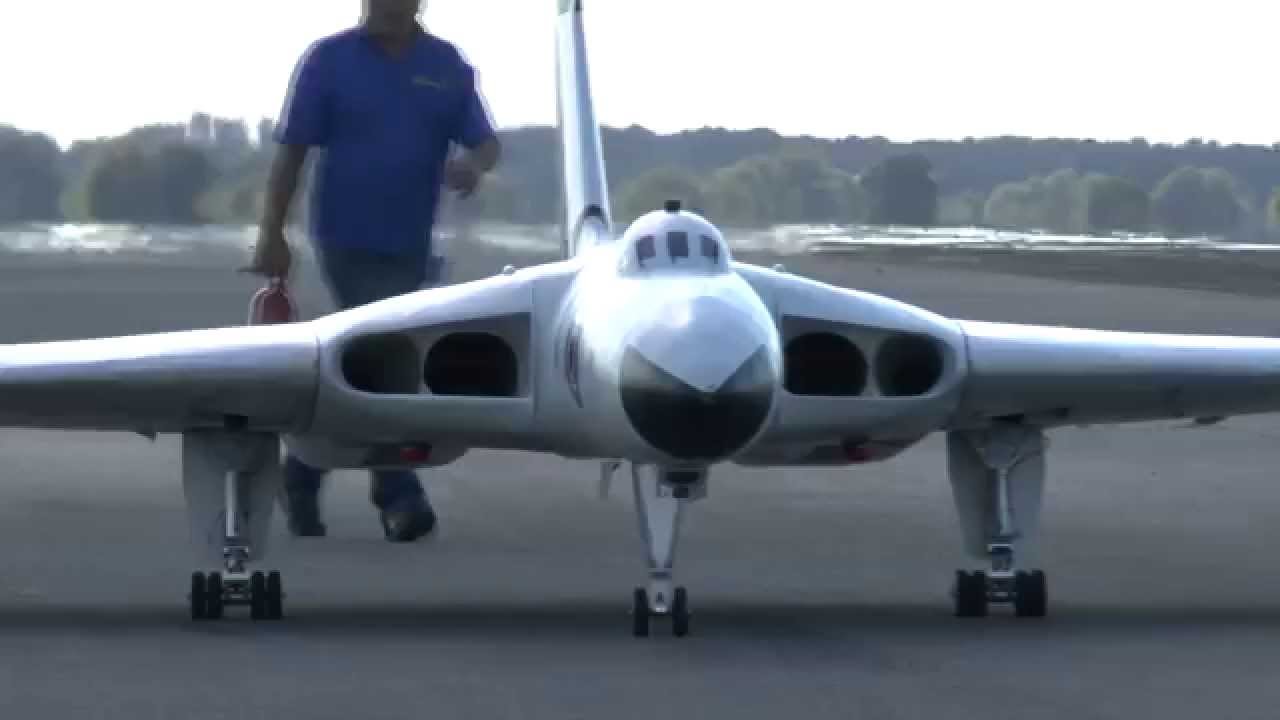 GIANT SCALE RC AVRO VULCAN (FILMED BY AerialVue.co.uk): ELVINGTON LMA MODEL SHOW 2014