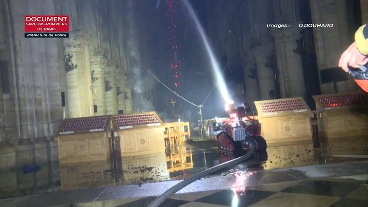 Notre-Dame, un robot per sedare l'incendio: così i pompieri hanno spento le fiamme all'interno
