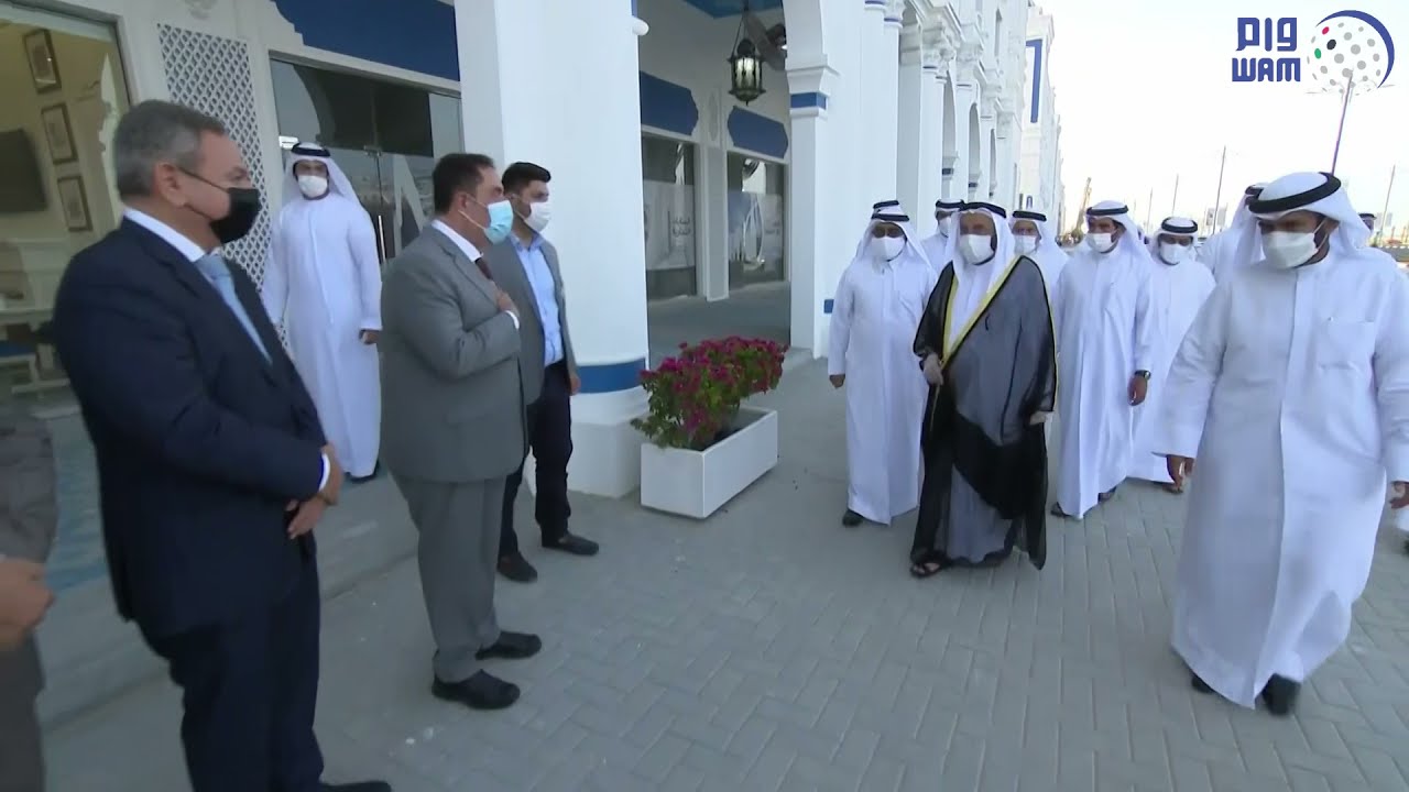 حاكم الشارقة يتفقد مشروع بنايات سور كلباء ويسلم عددا من أصحابها شهادات الملكية الخاصة بها