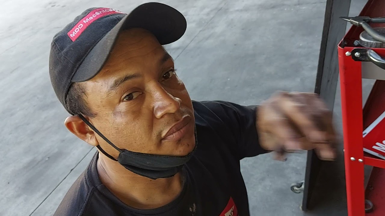 FILTRO DO RESPIRO DO MOTOR DA IVECO 35S14 DEU VASAMENTO DE ÓLEO PELO RETENTOR POR ESTÁ MUITO SUJO