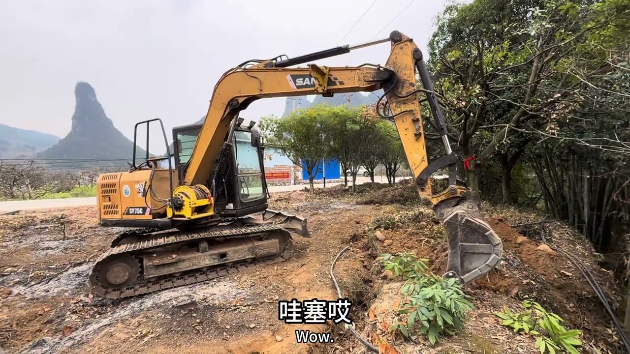 小院改造第44天，今天请来大挖机帮忙，师傅技术太牛了，关于种树小放夫妻俩意见不同，看看该听谁的！