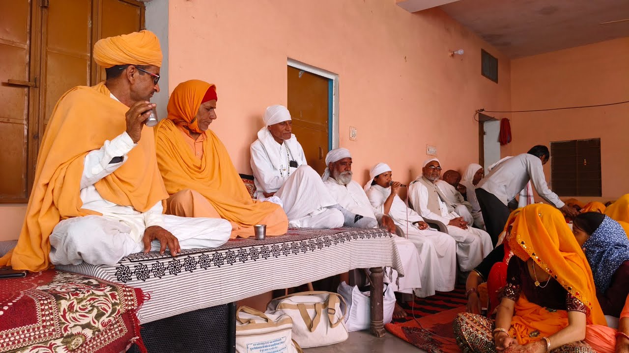 आश्रम पर होली भजन सुनाया , होली खेली श्याम  , रंग बरसायो रे 