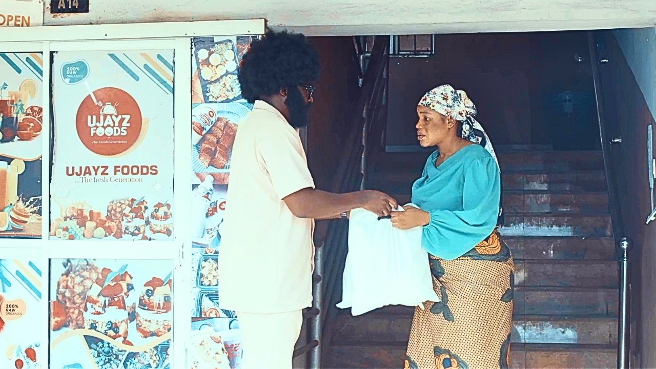 How The Poor Lady Met A Man That Helped Her In The Market But She Didnt Know He's A Rich Man