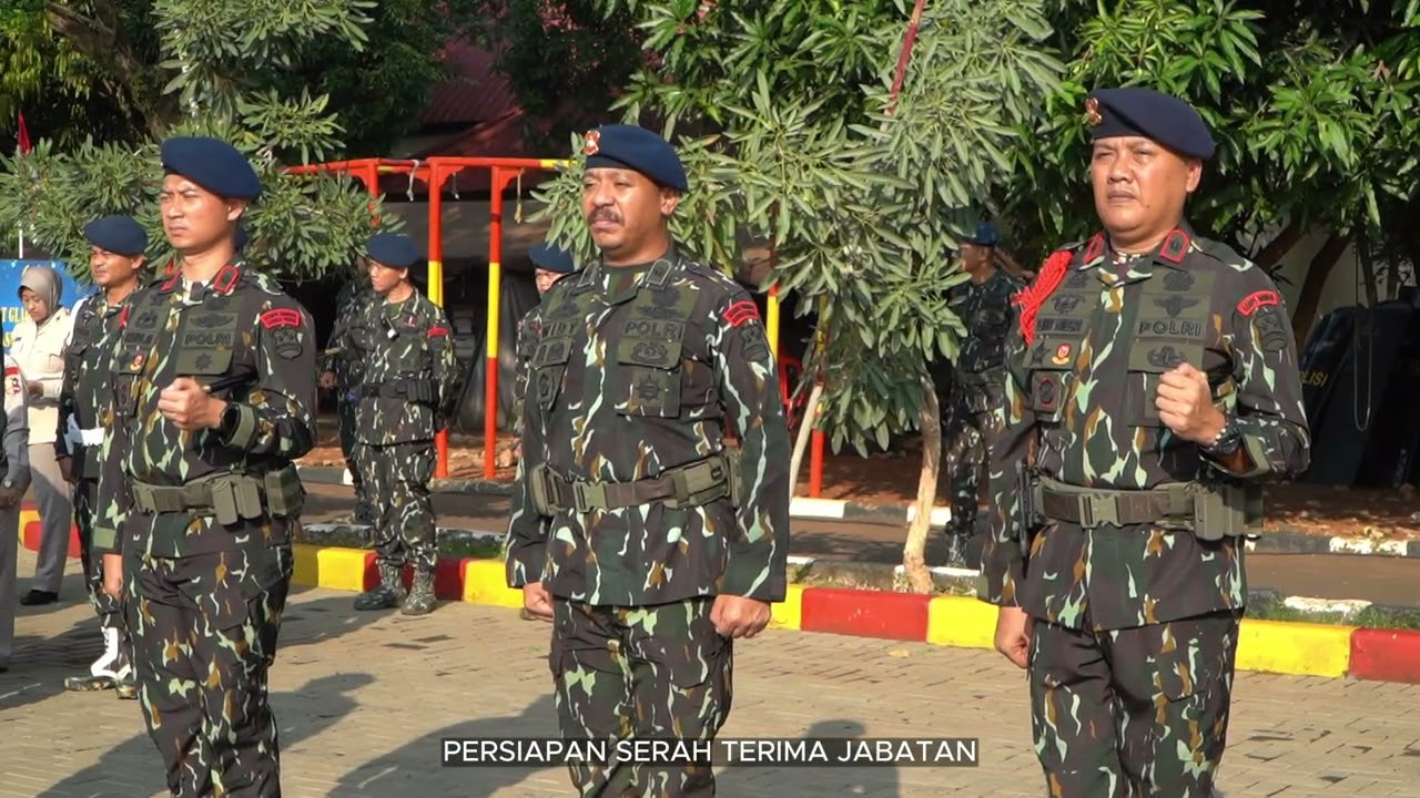 UPACARA SERAH TERIMA JABATAN KOMANDAN BATALYON B DAN BATALYON C RESIMEN II PASUKAN PELOPOR