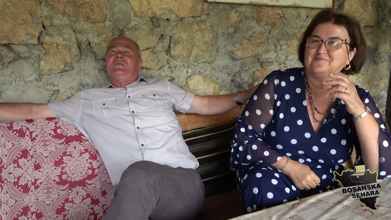 Laje dragi ide cuko kroz selo, kroz šalu bi govorile djevojke. Momci se rasporede po selu