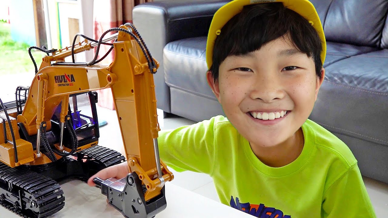 Еджун играет в машинки и рассказывает истории для детей Car Toy Excavator Play