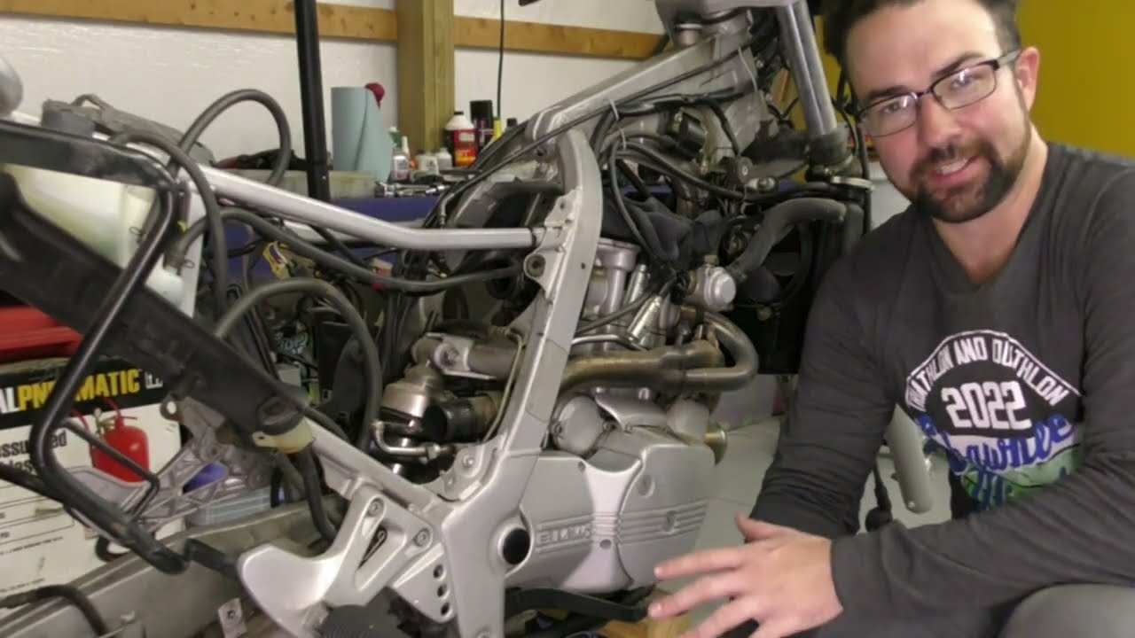 What's Hiding Under the Valve Cover and in the Carburetor? 1997 BMW F650