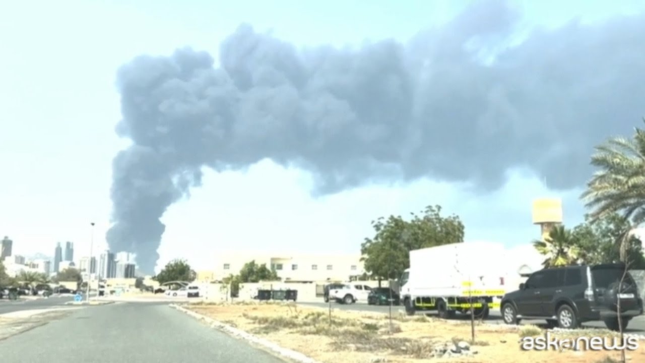 Iran, attaccato sito petrolifero negli Emirati Arabi: il fumo nero visibile a km di distanza