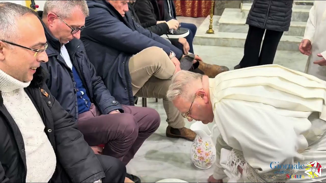 Canicatt&igrave;, &ldquo;Coena Domini&rdquo;: Toccante la lavanda dei piedi di Don Tonino Cilia. Visita ai 