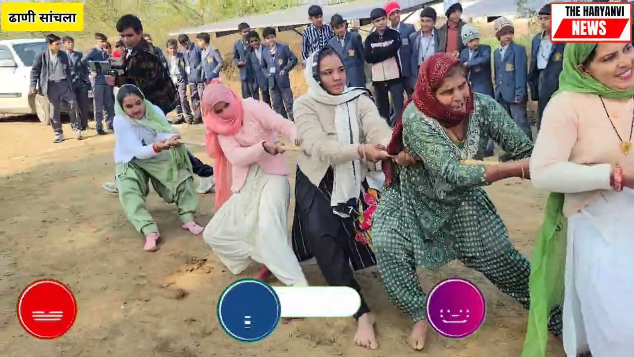 गणतंत्र दिवस के उपलक्ष में नव ज्योति हाई स्कूल में मैडम और गांव की महिलाओं के बीच खेल मुकाबला