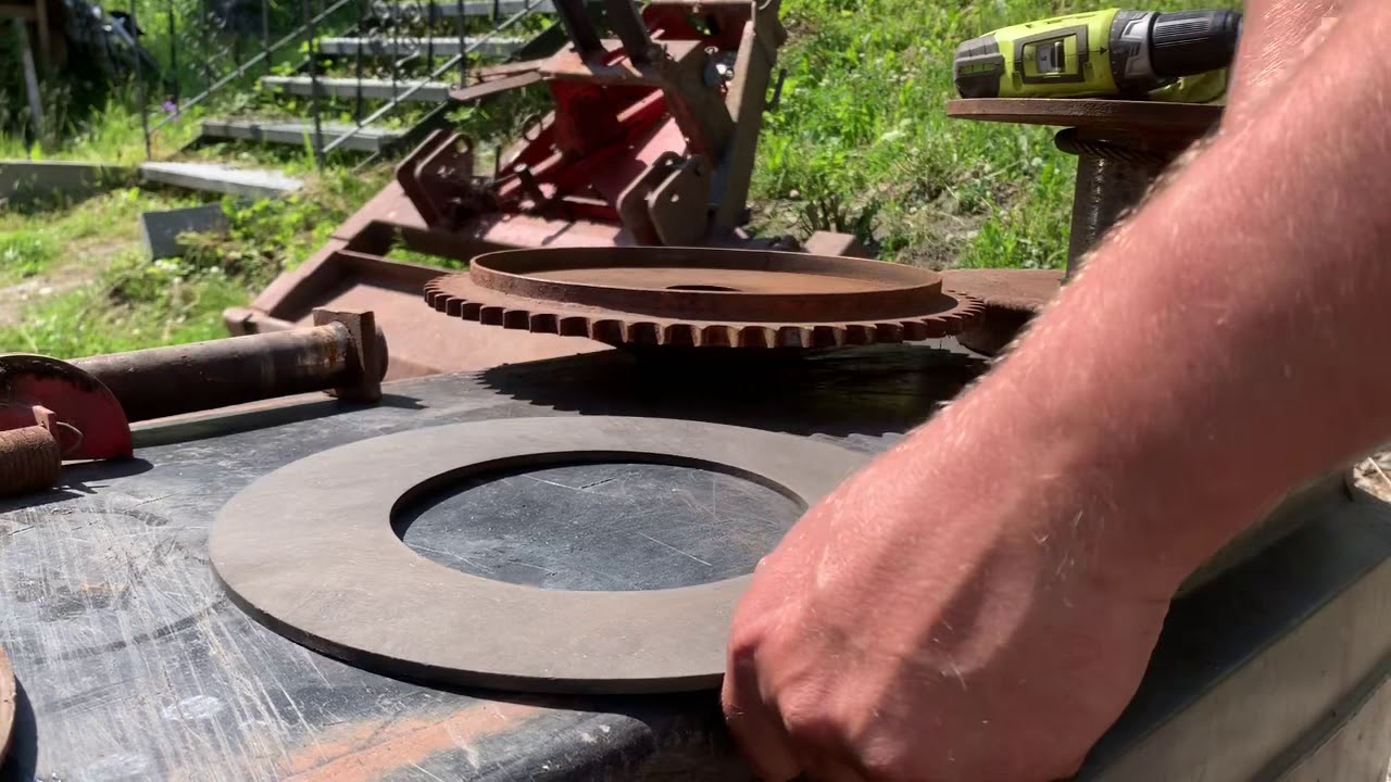 Tractor winch clutch assembly