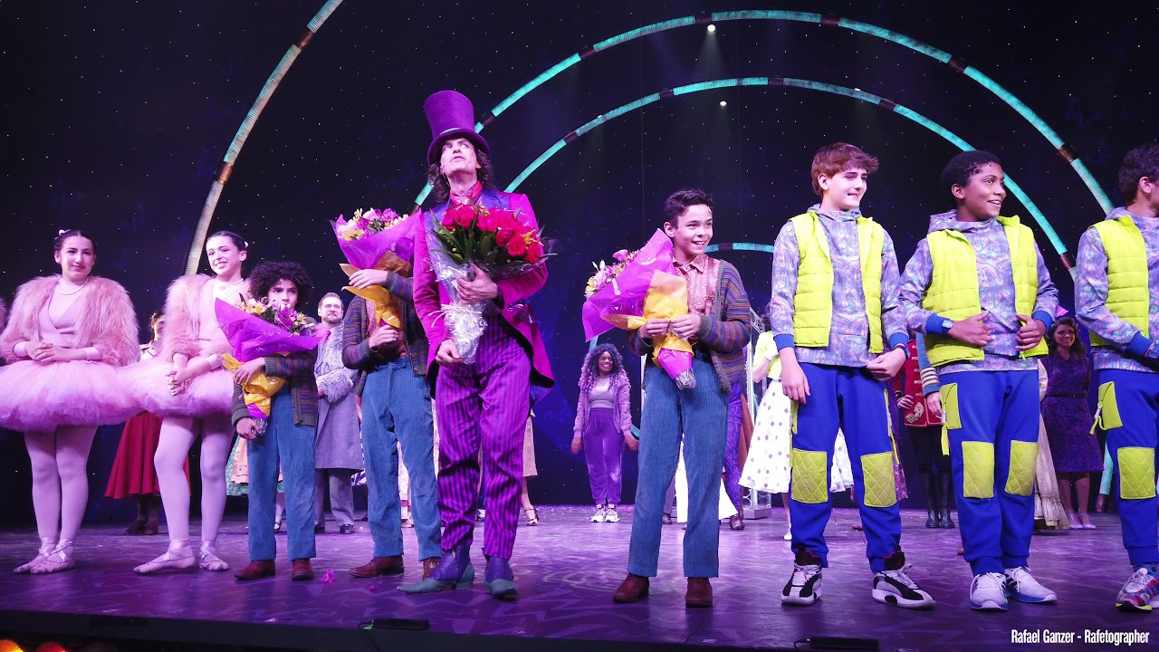 (4K) CHARLIE E A FANTÁSTICA FÁBRICA DE CHOCOLATE (ÚLTIMA APRESENTAÇÃO/ELENCO COMPLETO) CURTAIN CALL