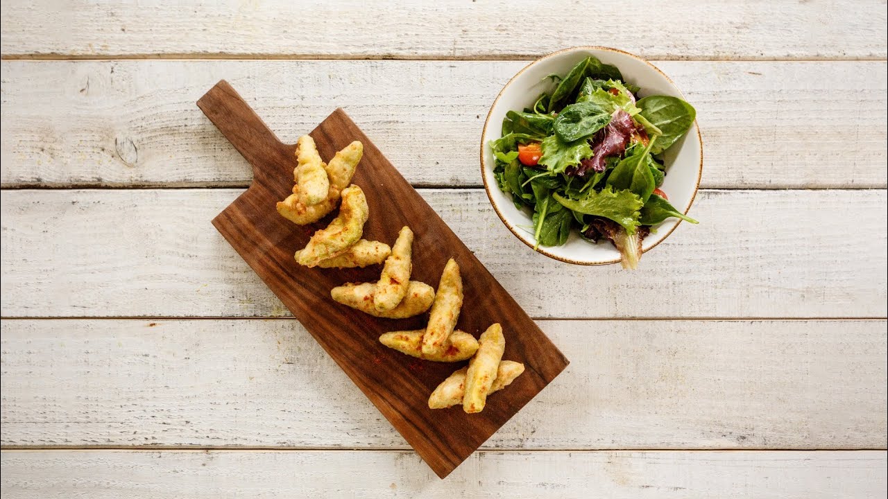 Receita: Abacate em tempura com salada de alfaces e tomate cereja