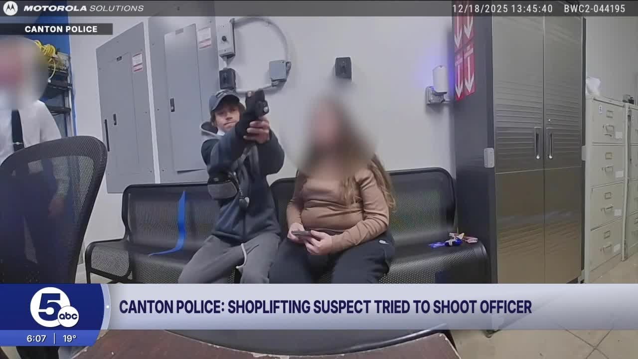 VIDEO: Alleged shoplifter tries to shoot Ohio officer inside Walmart, but gun doesn't fire