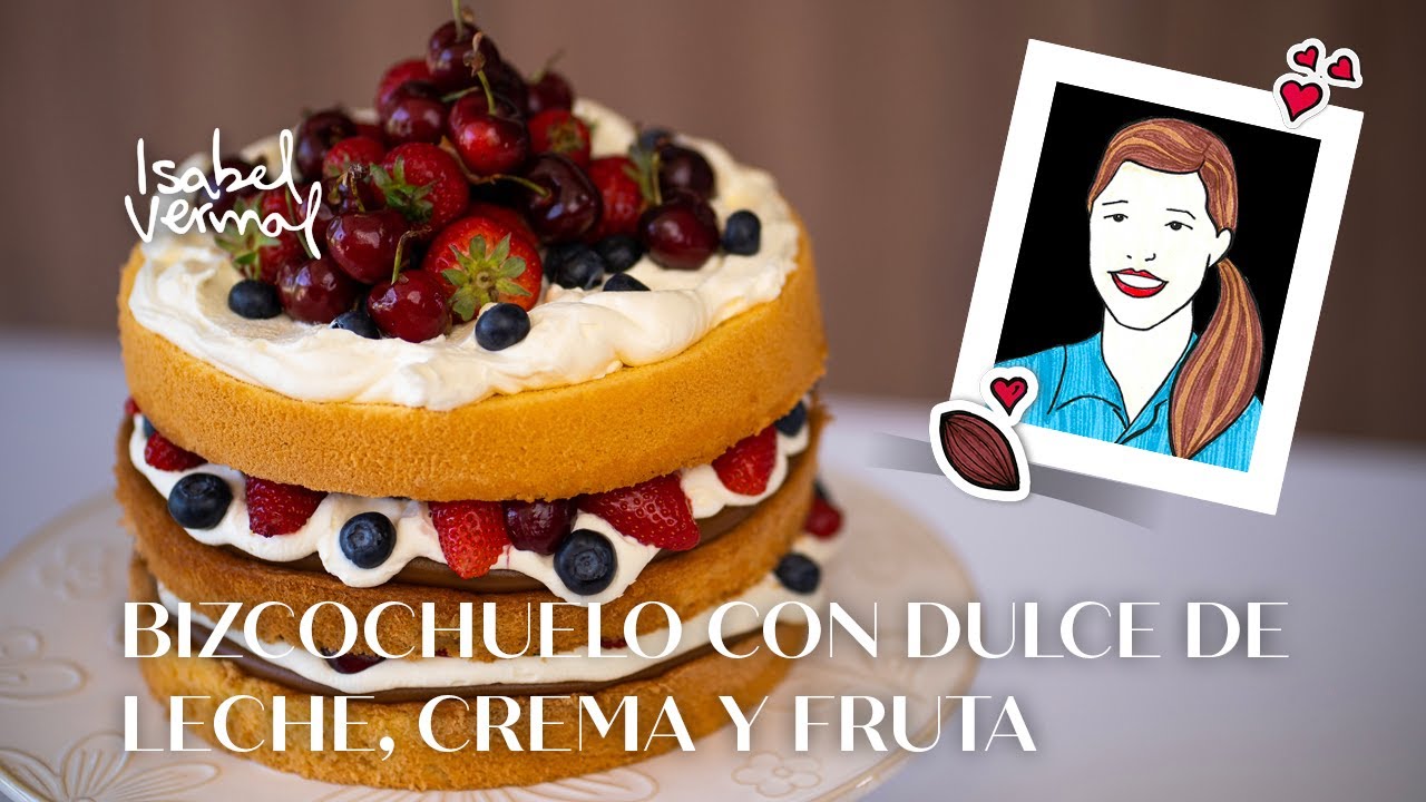 Bizcochuelo de vainilla con dulce de leche, crema y fruta roja