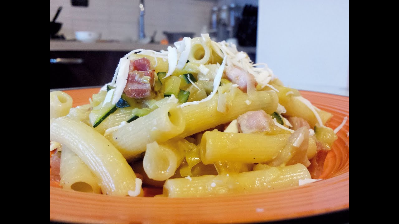 Maccheroni con pancetta, zucchine e porri - Le video ricette di Lara