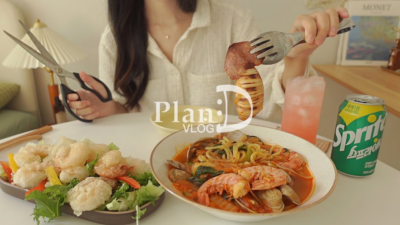 Лапша из кальмаров и морепродуктов и креветки в сливках.Мини-закуска из раковин, хеллоуин Ттеокбокки