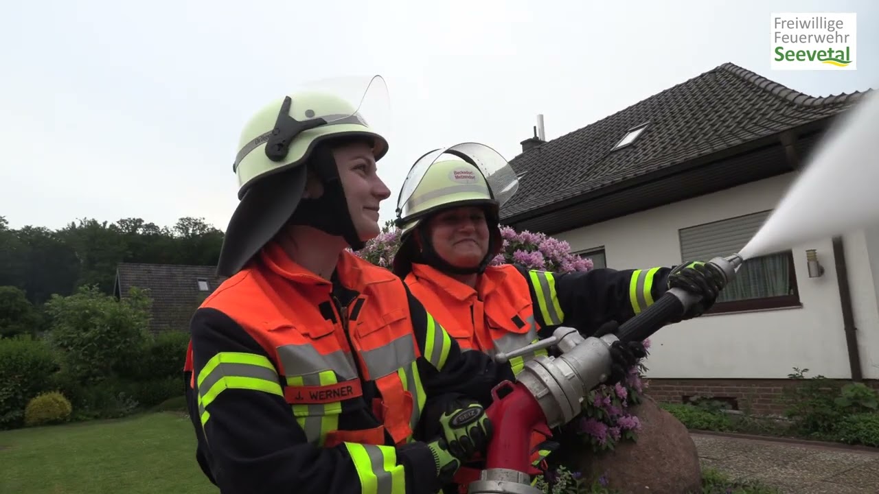 Feuerwehren Üben den Ernstfall in Fleestedt