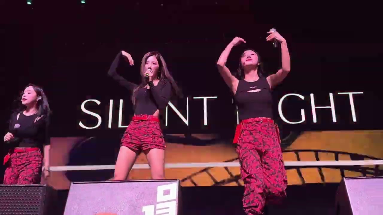 221117 Dreamcatcher (드림캐쳐) - Silent Night - Dreamcatcher [Apocalypse: Follow Us] in Tilburg (4k)