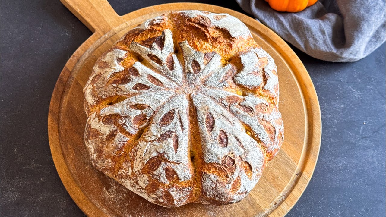 Das beste Kürbisbrot Rezept EVER - knusprig & fluffig!  Einfaches Brot Rezept mit Kürbispüree.