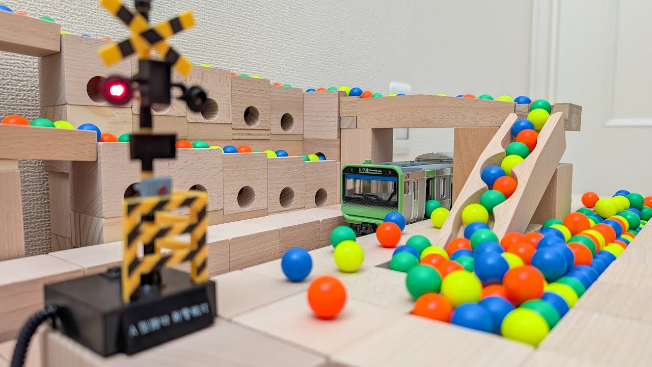 マーブルランレース☆キュボロ＋JR山手線と駅舎と踏切＋レインボーサークル＋キュボロ＋透明パイプの発射台