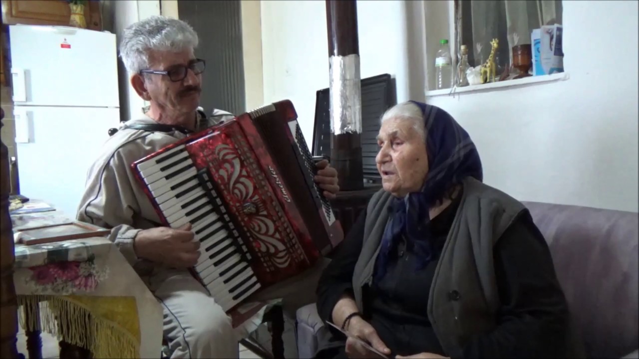 Η θεία Πιριντζάβα τραγουδάει ποντιακά