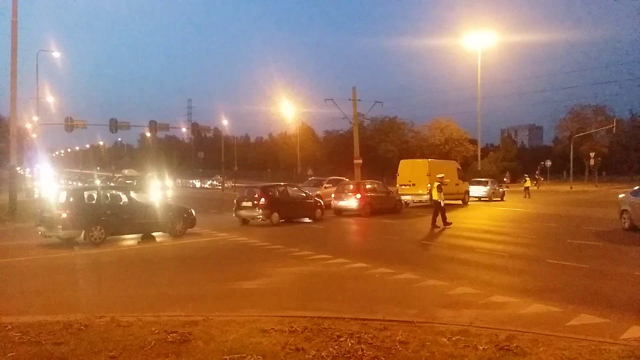 Policjanci kierujący ruchem ułatwiają przejazd alarmowy straży pożarnej