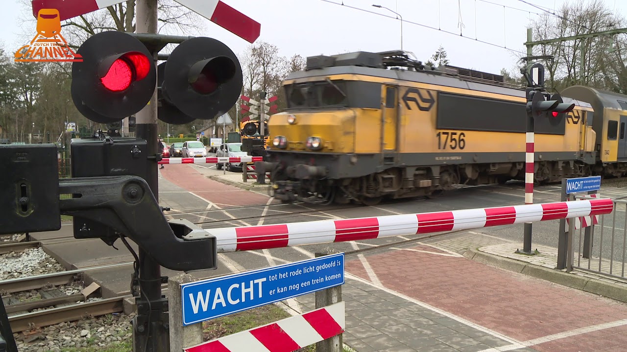DUTCH RAILROAD CROSSING - Wezep - Stationsweg
