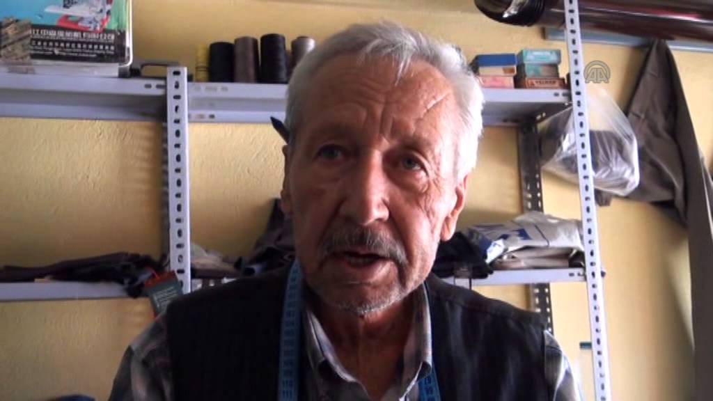 Kömürlü ütüsünden 48 yıldır vazgeçemiyor