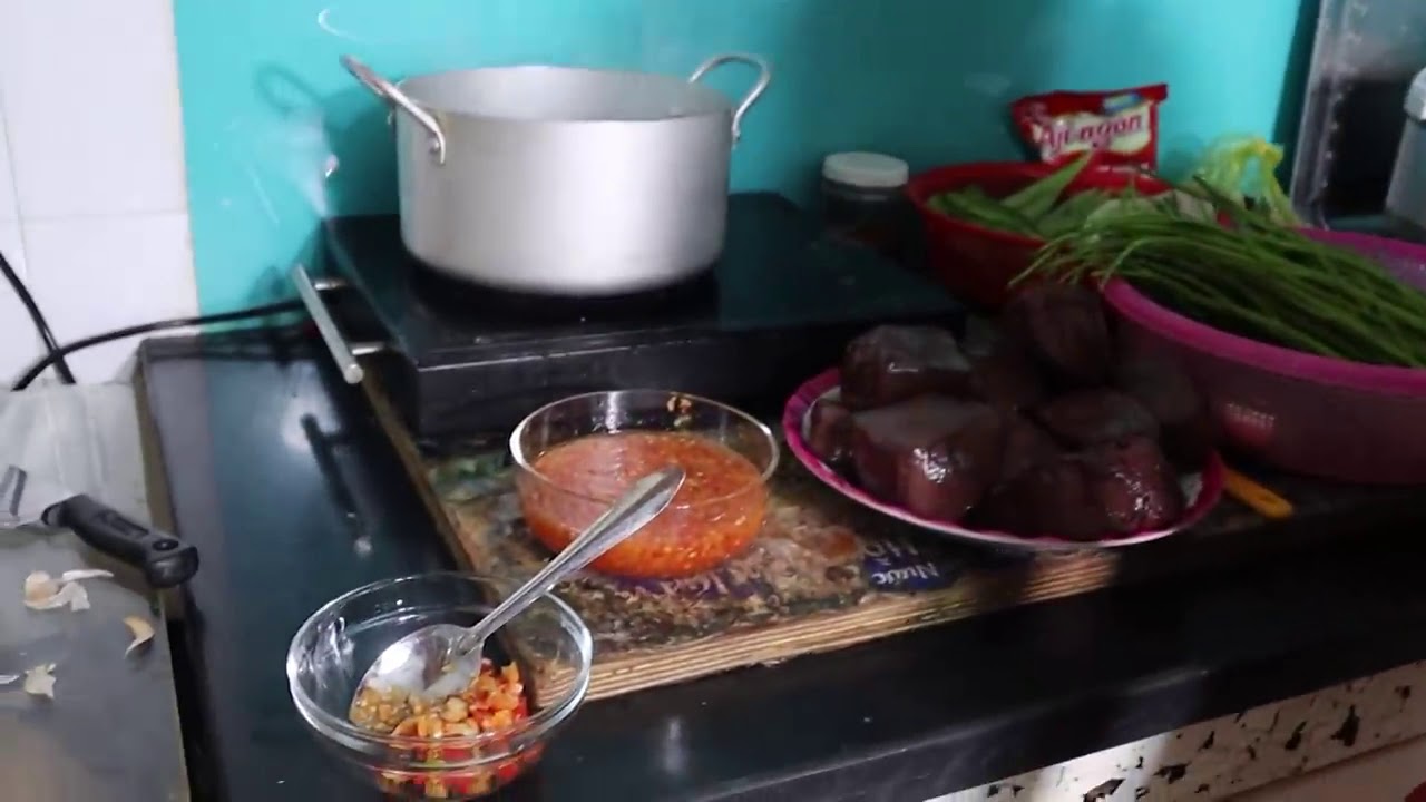 mlem mlem Đãi mẹ ăn tiết canh heo chấm nước mắm ớt , rau sống giòn giòn