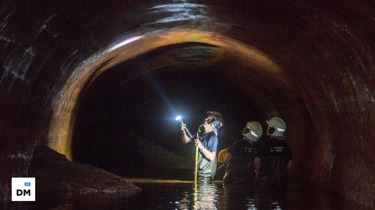 Los bomberos se adentran en el viejo túnel de Tetuán en Santander