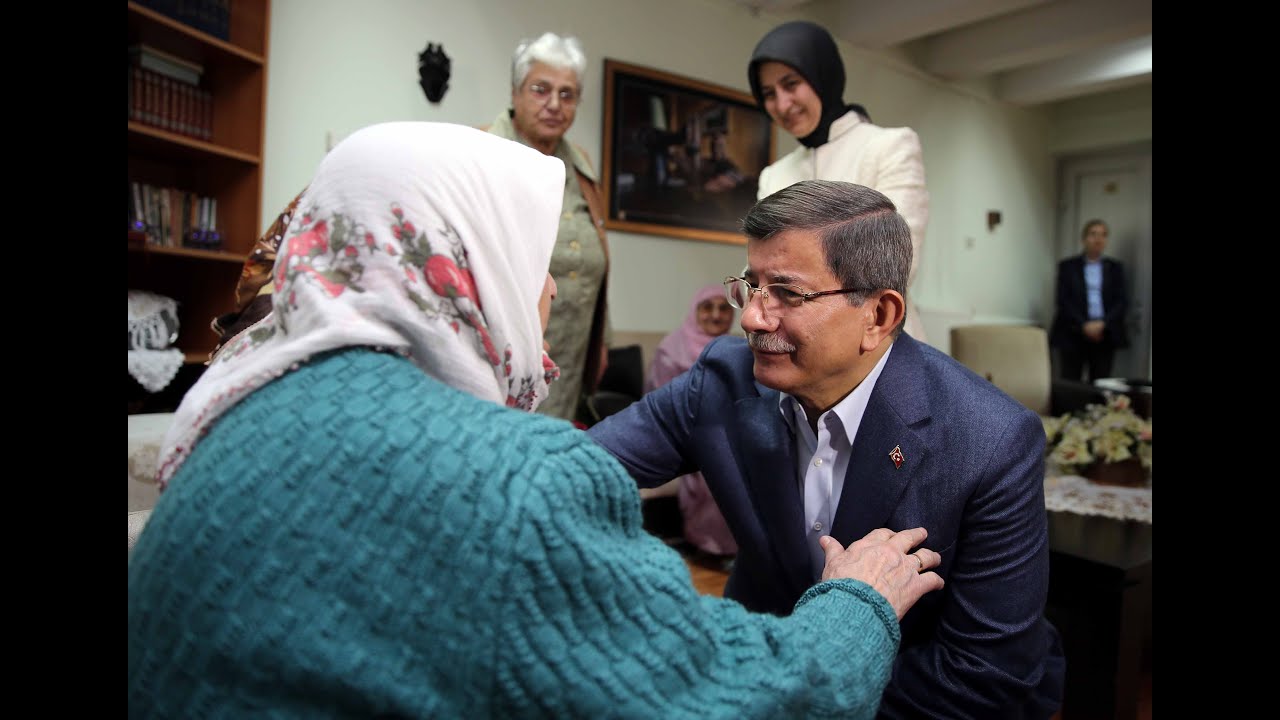 Başbakan Ahmet Davutoğlu ve eşi Sare Davutoğlu, huzurevi ve sevgi evini ziyaret etti.