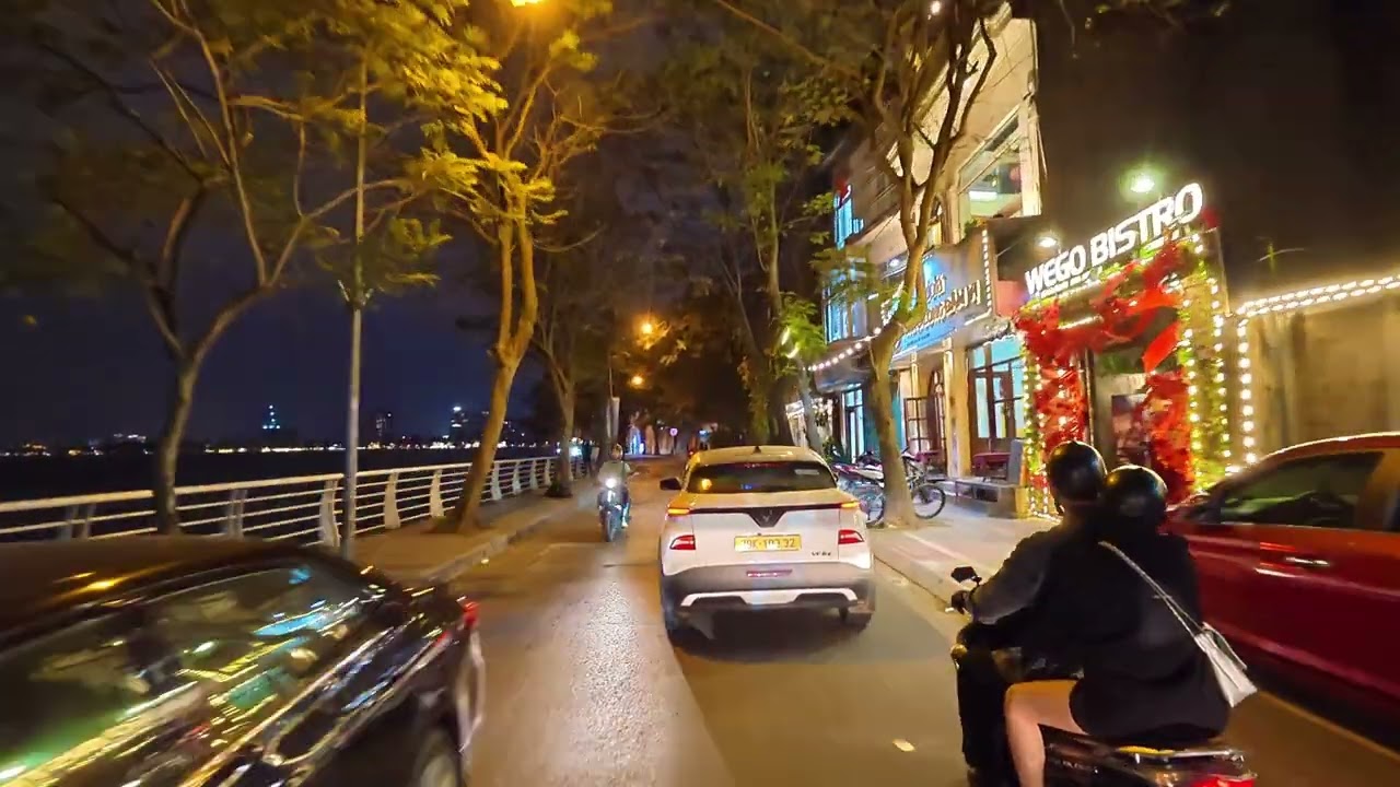 Khoảng khắc giáp tết về đêm bên Hồ Tây - Hà Nội