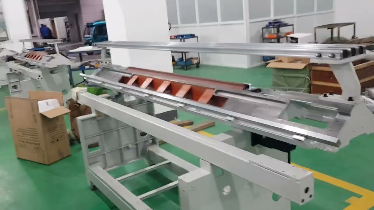 Tongxing flat knitting machine workshop, busy...
