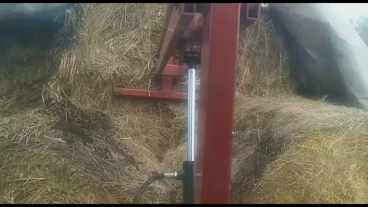 Spostamento di alcune balle da 150. New Holland - Forca per balloni.