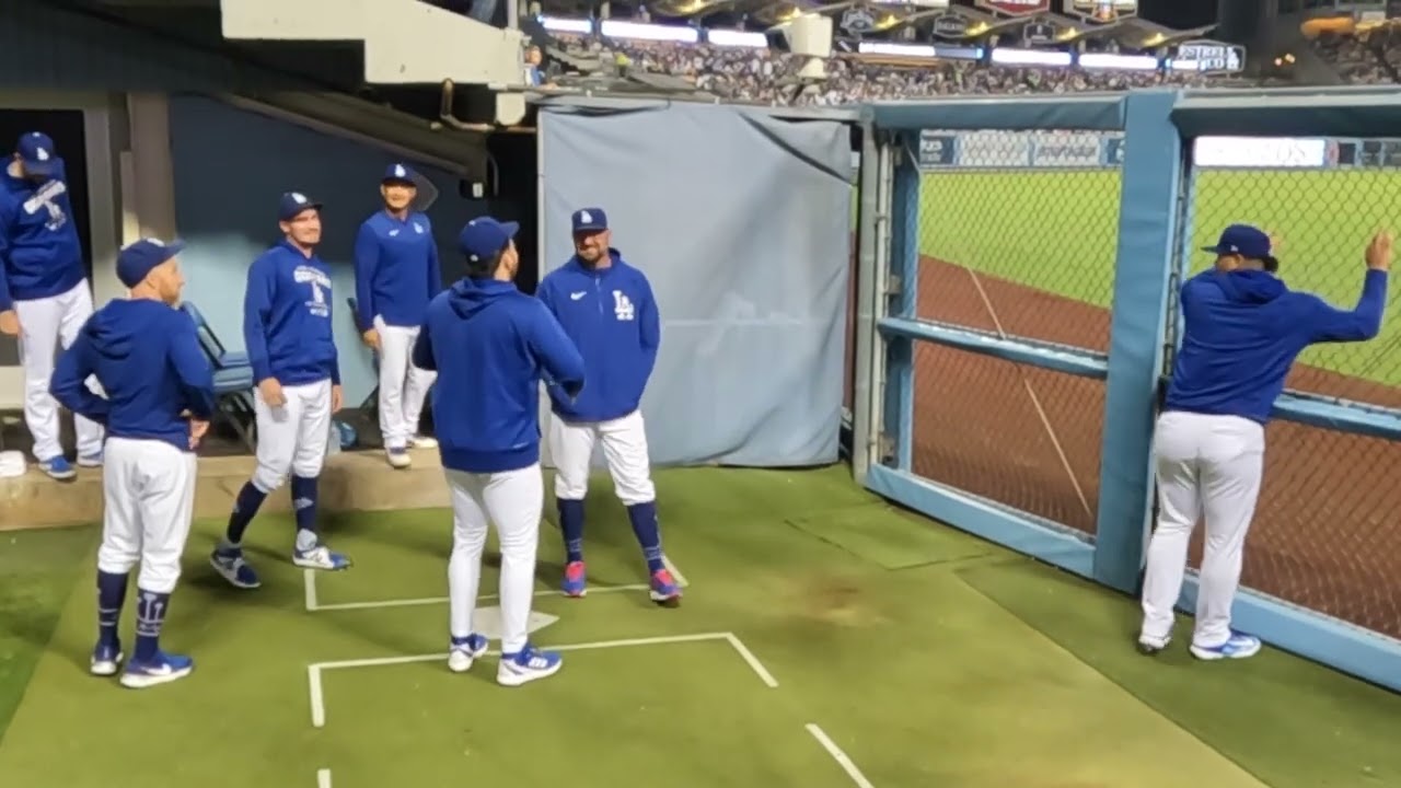 Hanging out with the Dodgers bullpen!