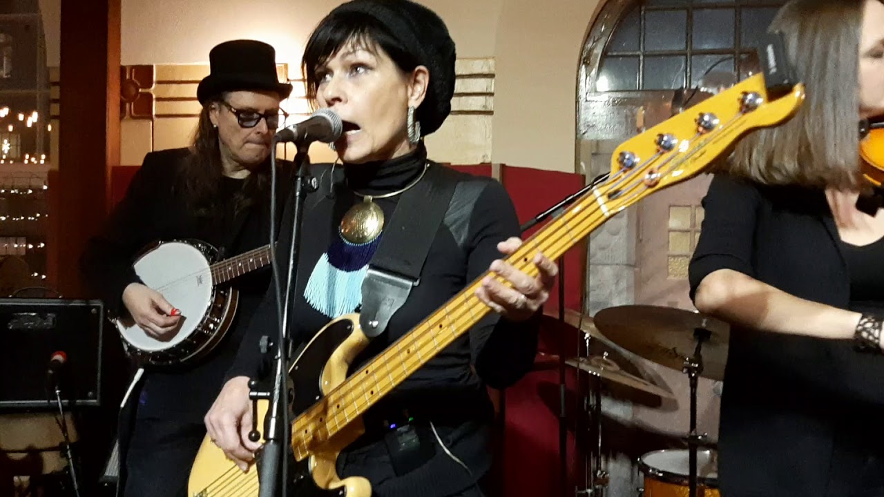 Aija Puurtinen & Brooklynin Satu : Ruotsalainen majatalo (live) 21.11.2019