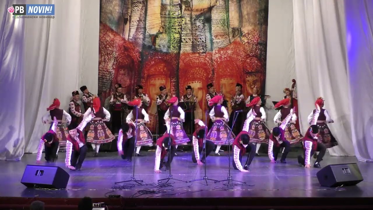 Фолклорна фиеста на съставите на Карлово и Стара Загора взриви публиката в подбалканския град