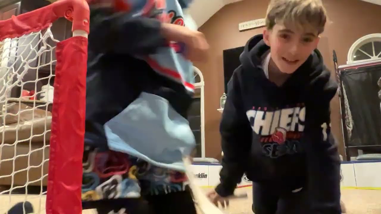 Knee hockey 2v1