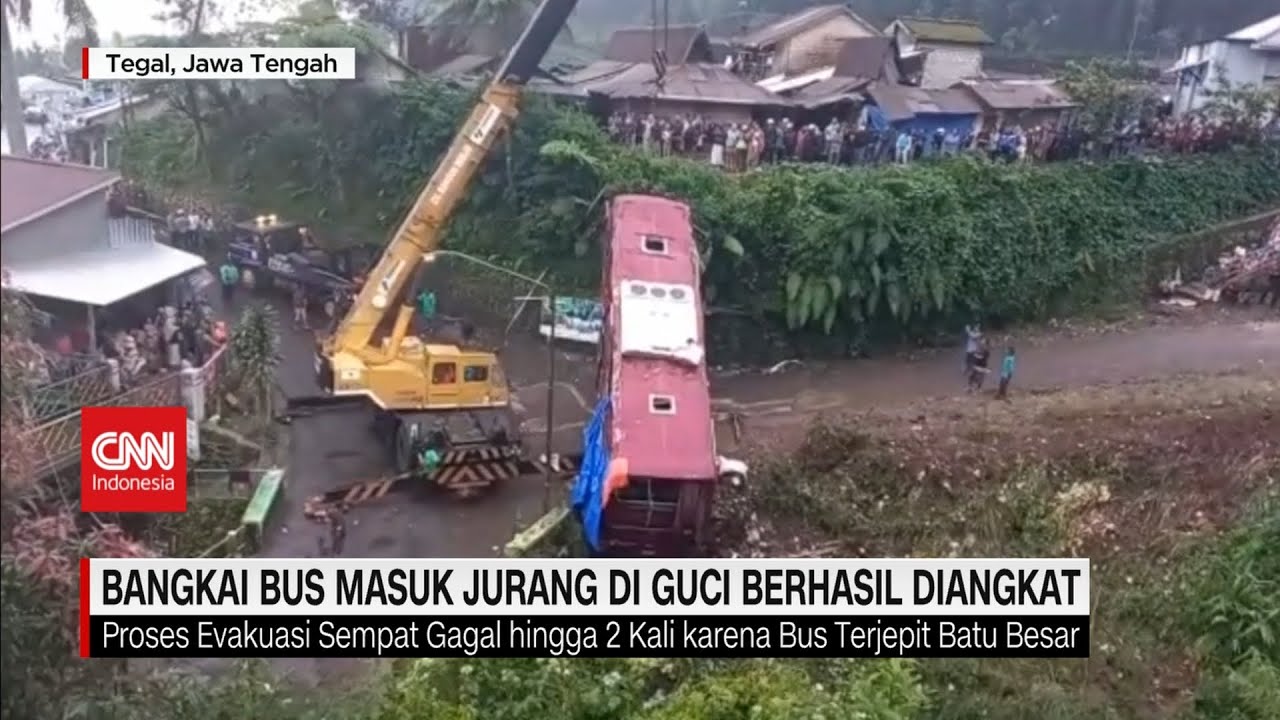 Bangkai Bus Masuk Jurang di Guci Berhasil Diangkat