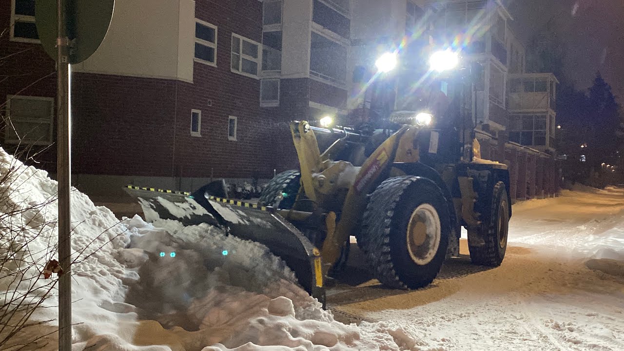 Cat 914 clearing snow in Helsinki with Pome V-plow