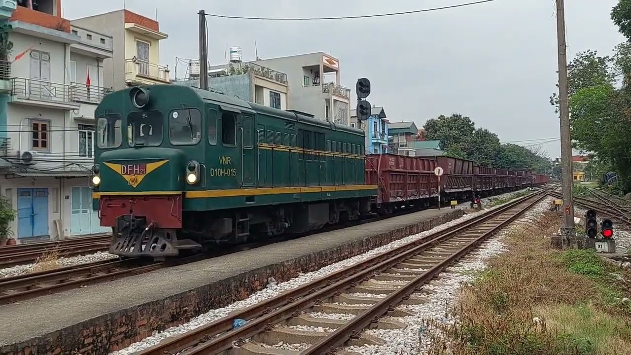 D10H-015 kéo tàu hàng thông qua ga Đông Anh 07/03/2026